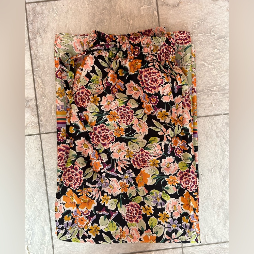 Silky long and comfortable flower designed pants